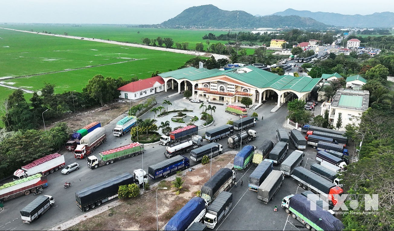 Xuất nhập khẩu hàng hóa qua Cửa khẩu quốc tế Tịnh Biên, tỉnh An Giang.( Ảnh: Vũ Sinh/TTXVN)